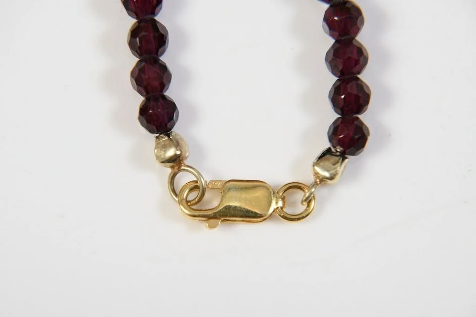 Garnet necklace with gold-plated 925 silver clasps. L -45 cm
