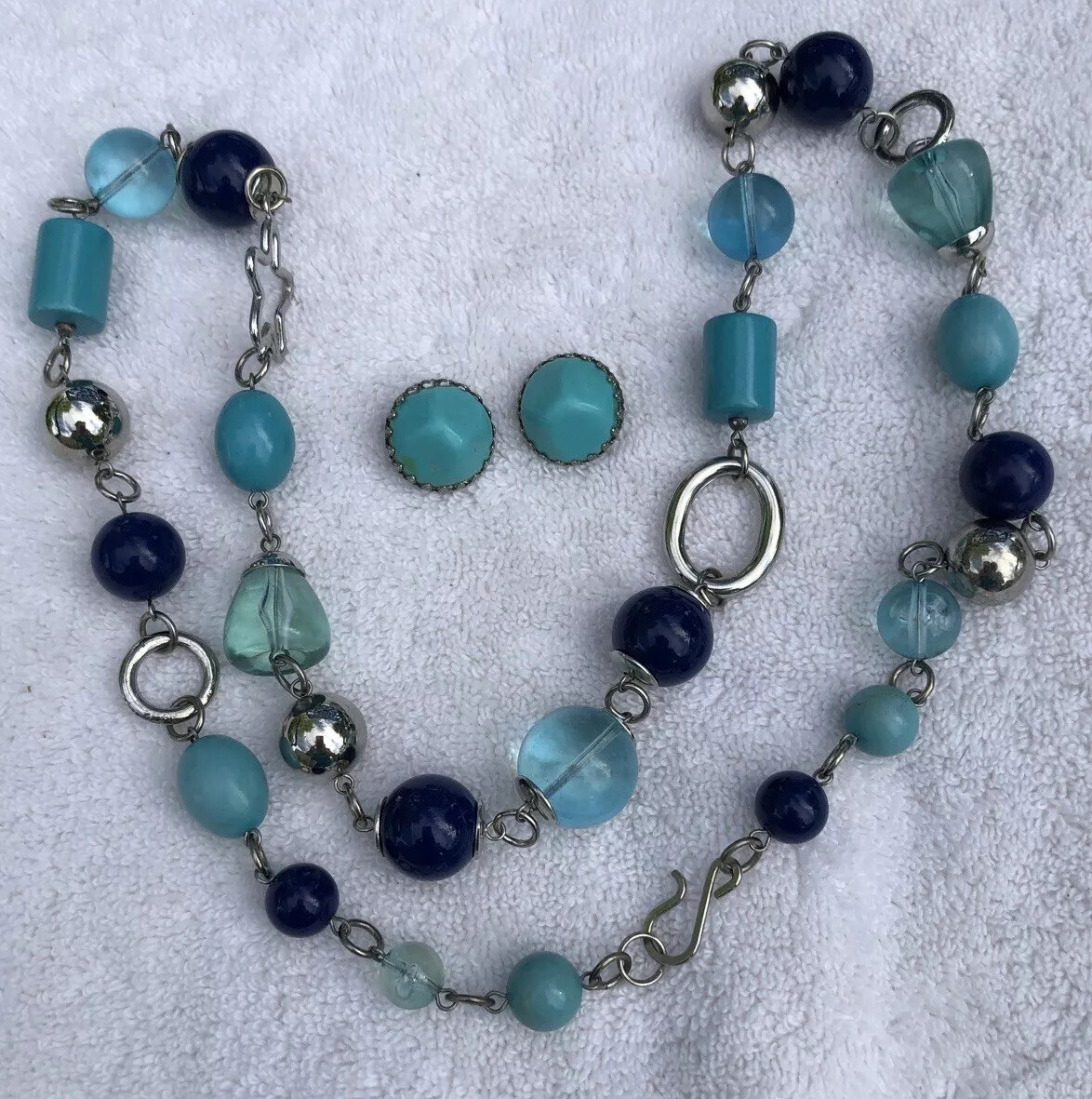 Blue, Turquoise & silvertone chunky bead necklace and clip turquoise earrings