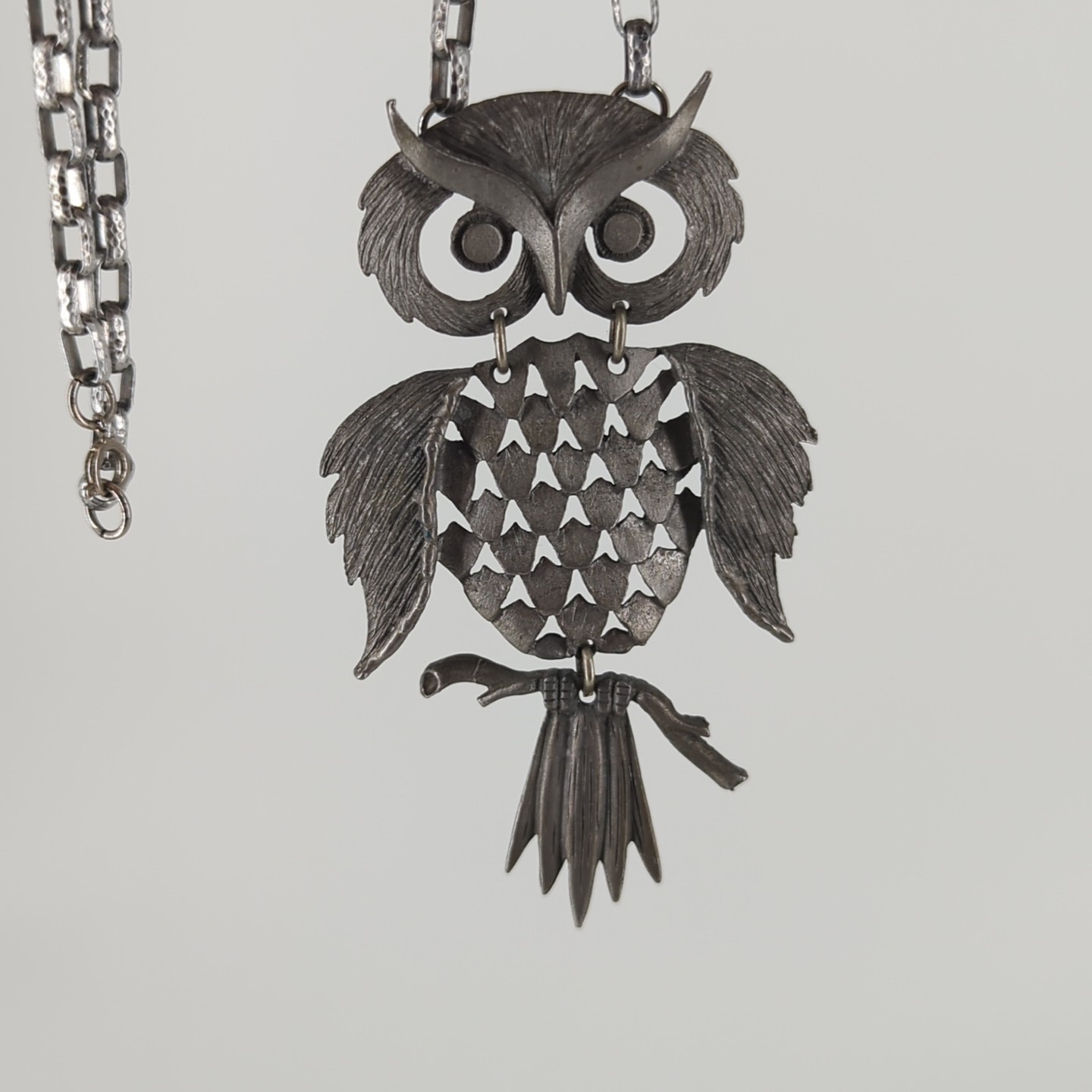 Vintage Pewter Tone Large Articulated Owl Hammered Oval Link 20″ chain Necklace