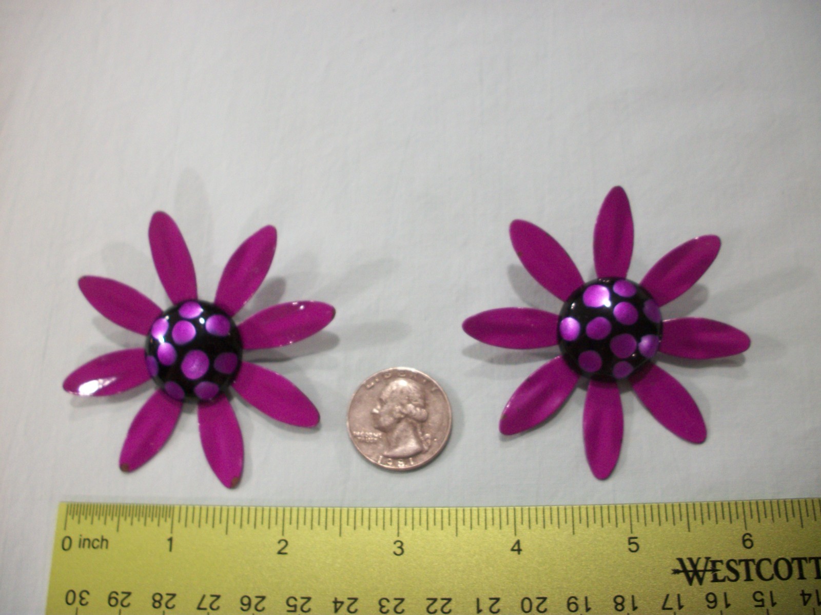 VTG MeTaL ENaMeL ***HUGE EYE POPPiNG PURPLE/BLACK/POLKA DOT*** DAiSy EaRRiNgS