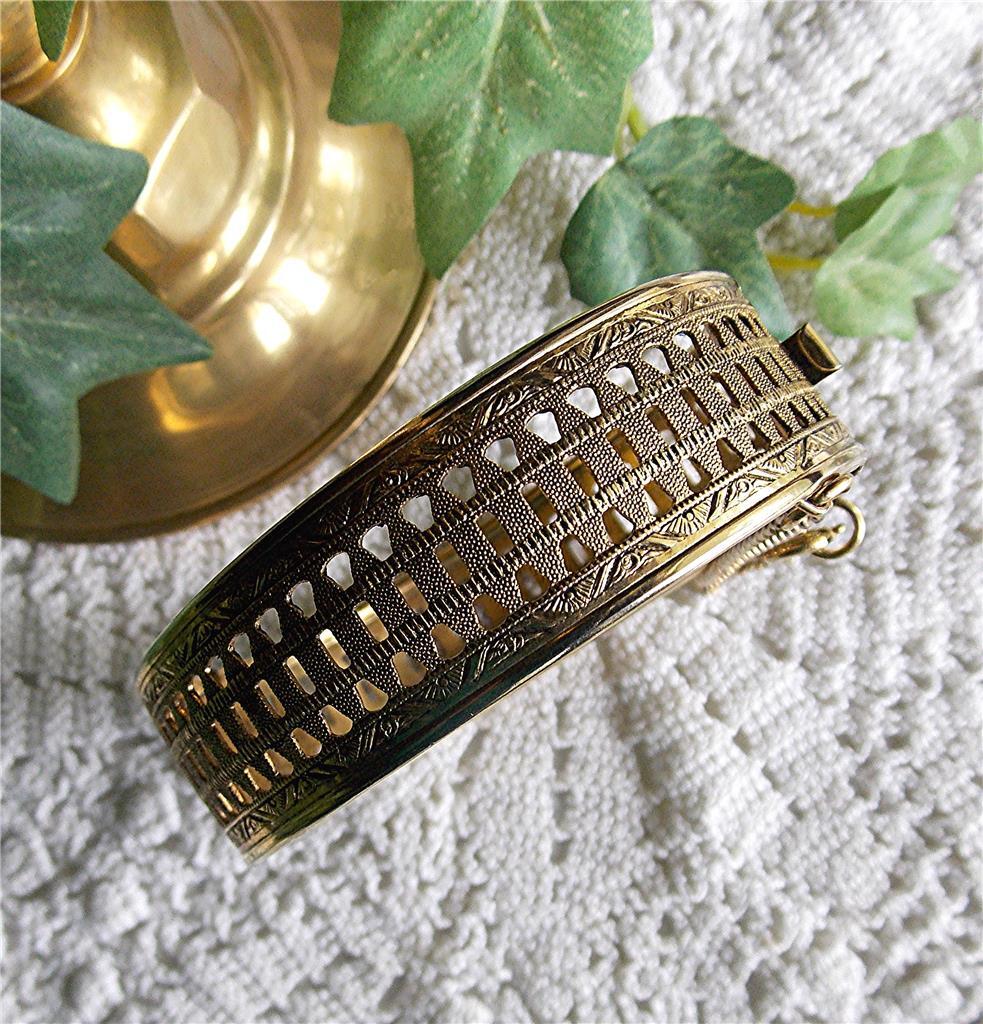 LOVELY VINTAGE 1950’s WIDE GOLD TONE METAL OPEN CUT WORK DESIGN HINGED BRACELET