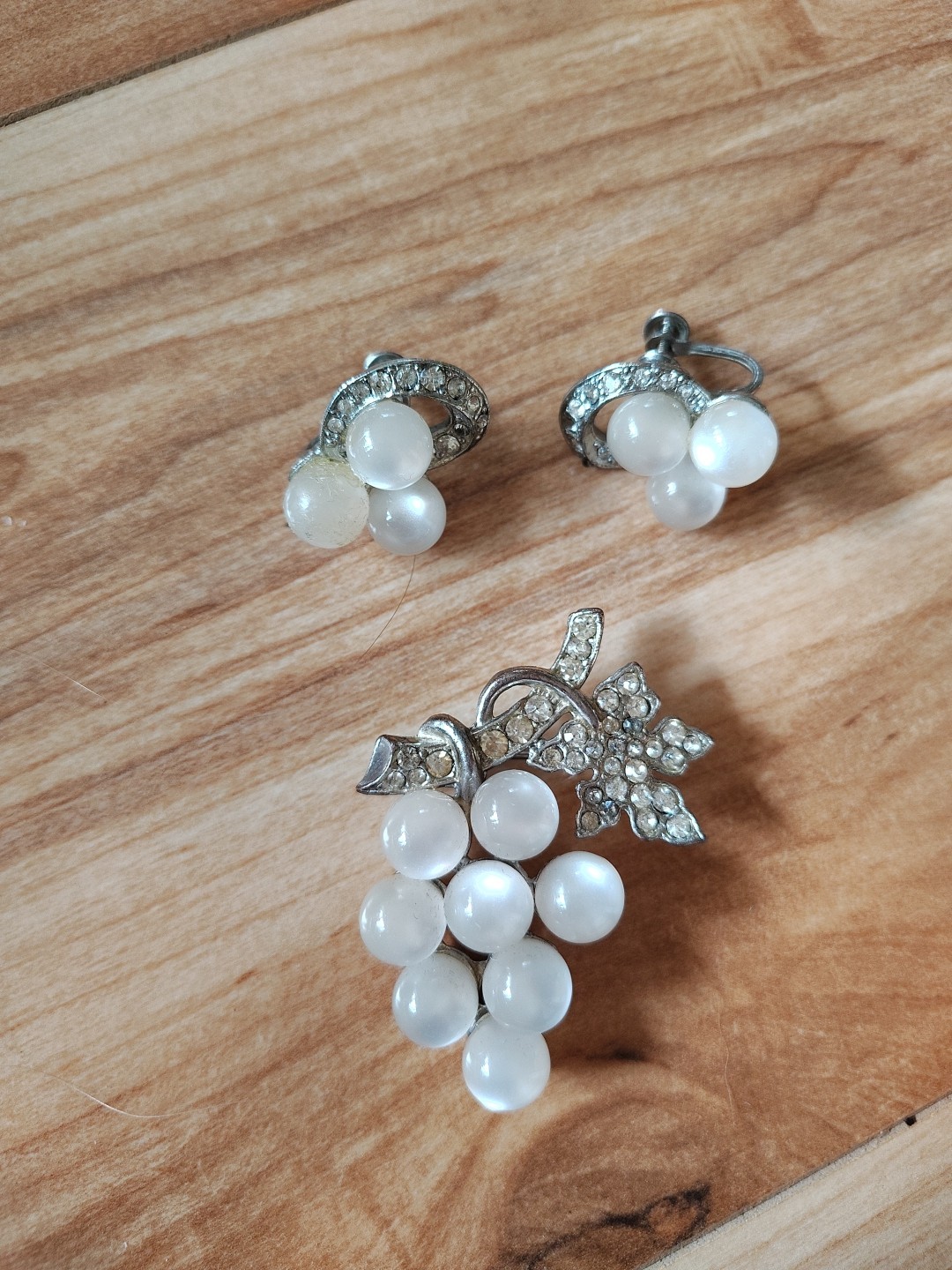 Coro Moonglow Luminous White Grape Bunch Pin & Screw Back Earrings Set Vintage