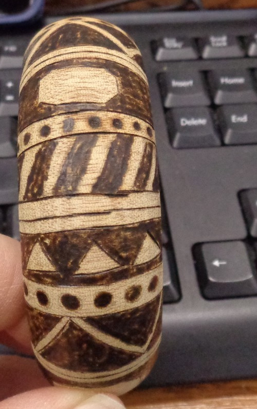 Vtg Estate Jewelry ~ 1″ Width BROWN WOOD Design Bangle Bracelet