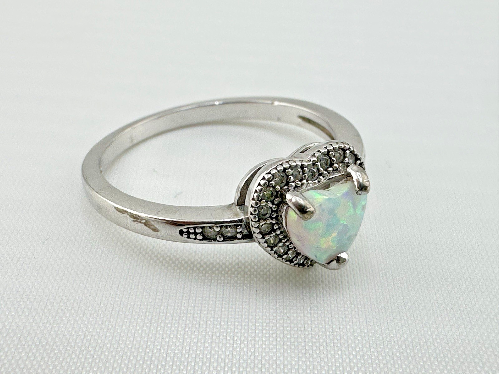 Vintage Sterling Silver Glowing Iridescent Center Heart Shaped Stone Ring Sz 8