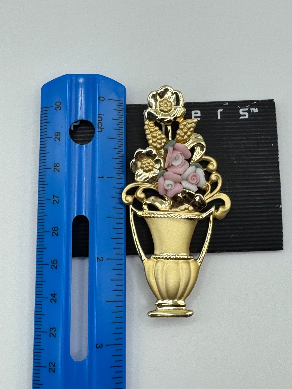 VINTAGE AJC BROOCH PIN FLORAL BOUQUET IN VASE PORCELAIN GOLD TONE VICTORIAN