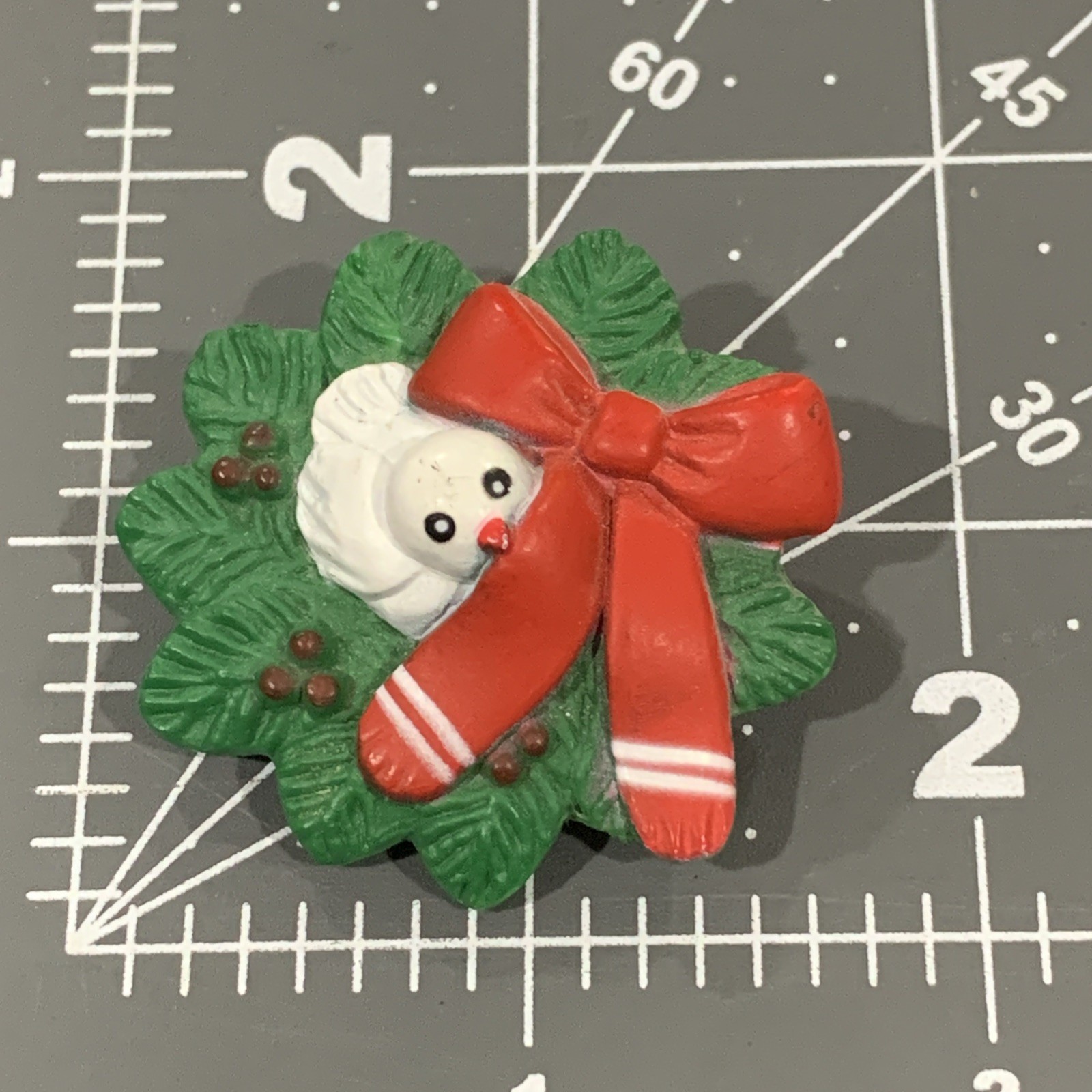 VTG Fun World Div Bird Nesting In Christmas Wreath Brooch Plastic
