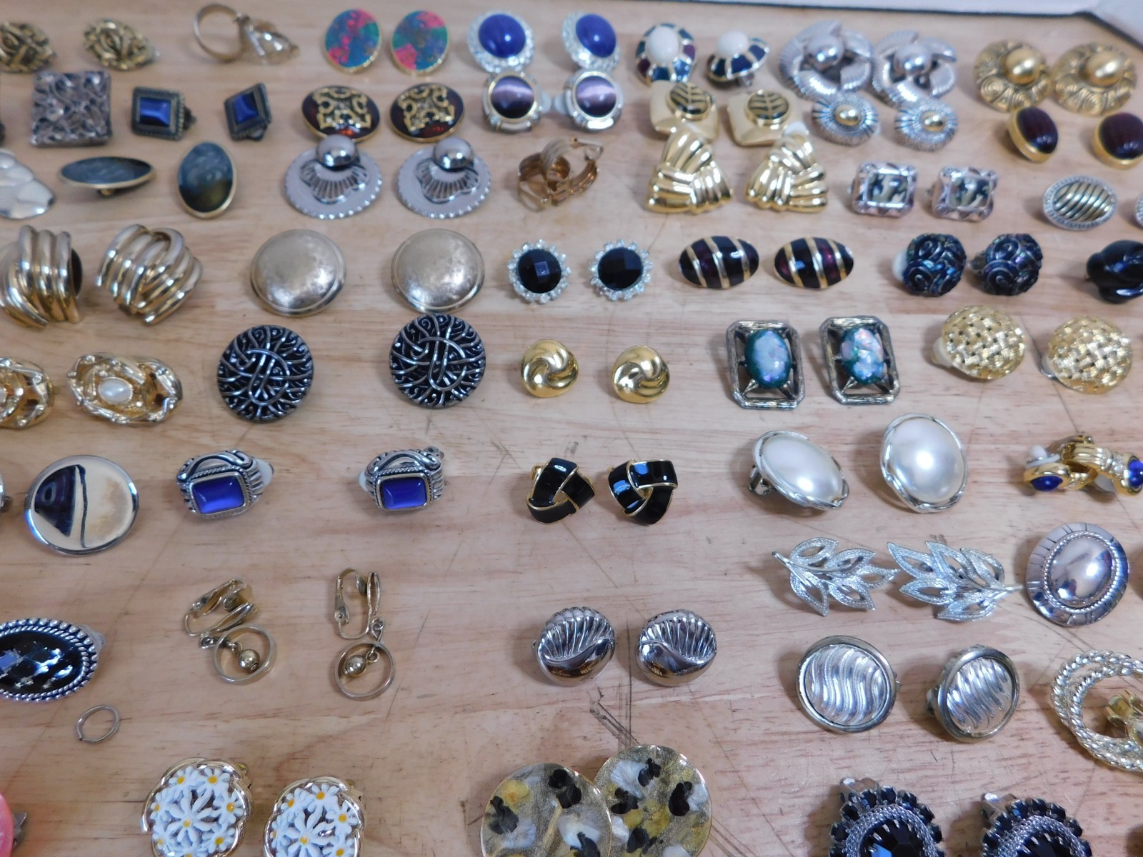 99 Pair Chunky Statement Clip Earrings 80’s Costume Gold Toned Enamel, 3/106