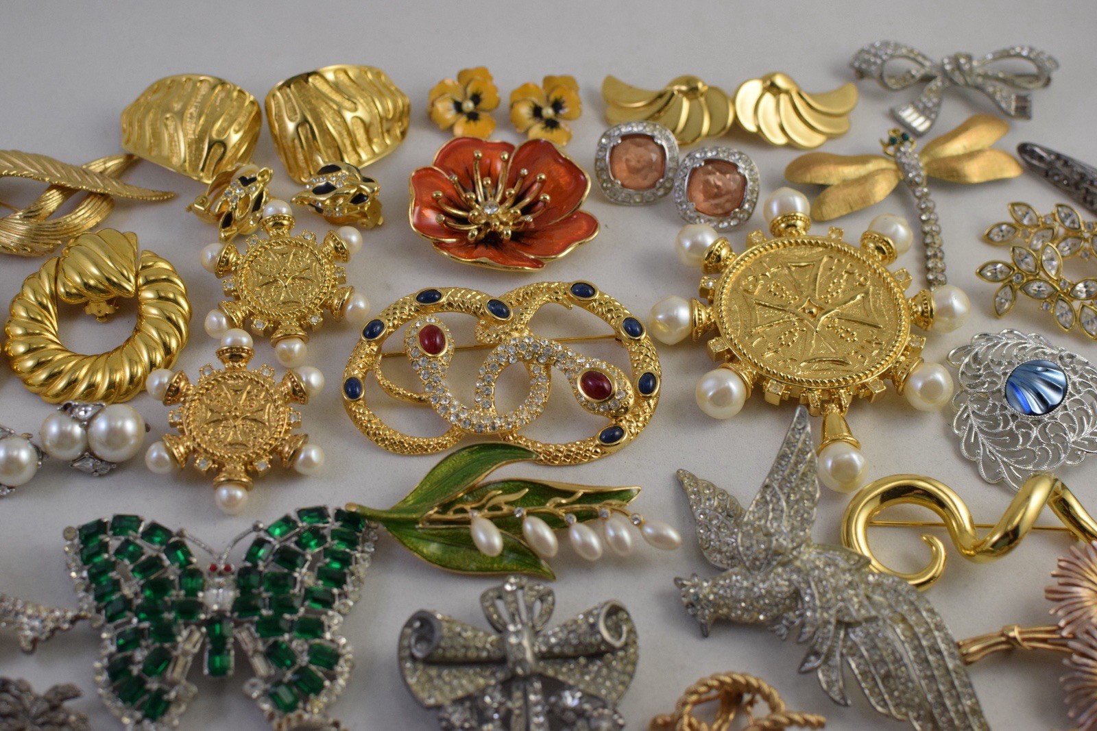 Lot OF 32 KRAMER WEISS KJL Avon Monet ORA NAPIER Coro Lisner Pot Metal Read