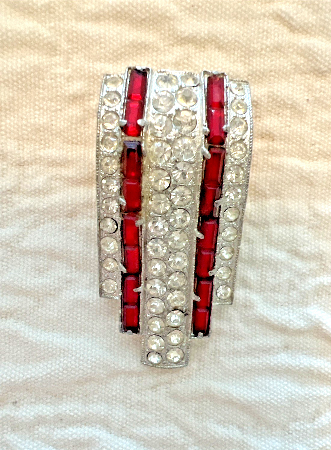 VINTAGE 1930’s 40’s CLEAR and RUBY RED RHINESTONE FUR CLIP 1 3/4″ long x 1″ wide
