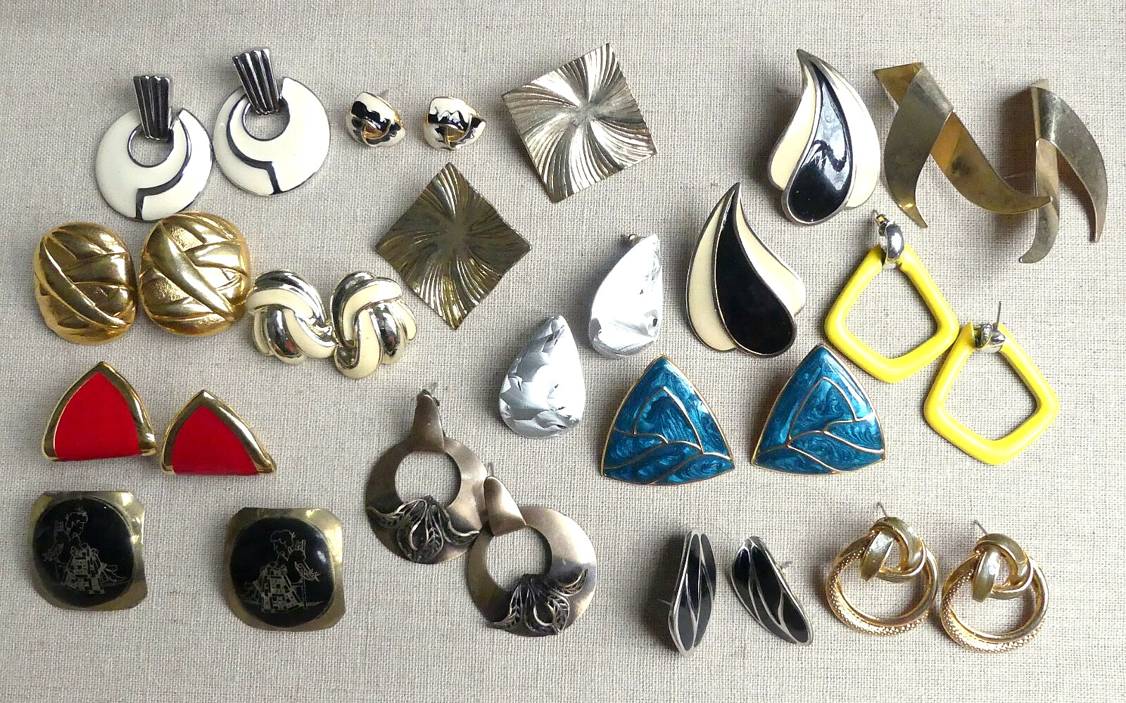 Vintage ’60s-’80s pierced earring lot 15 pairs enamel big bold fun boss lady
