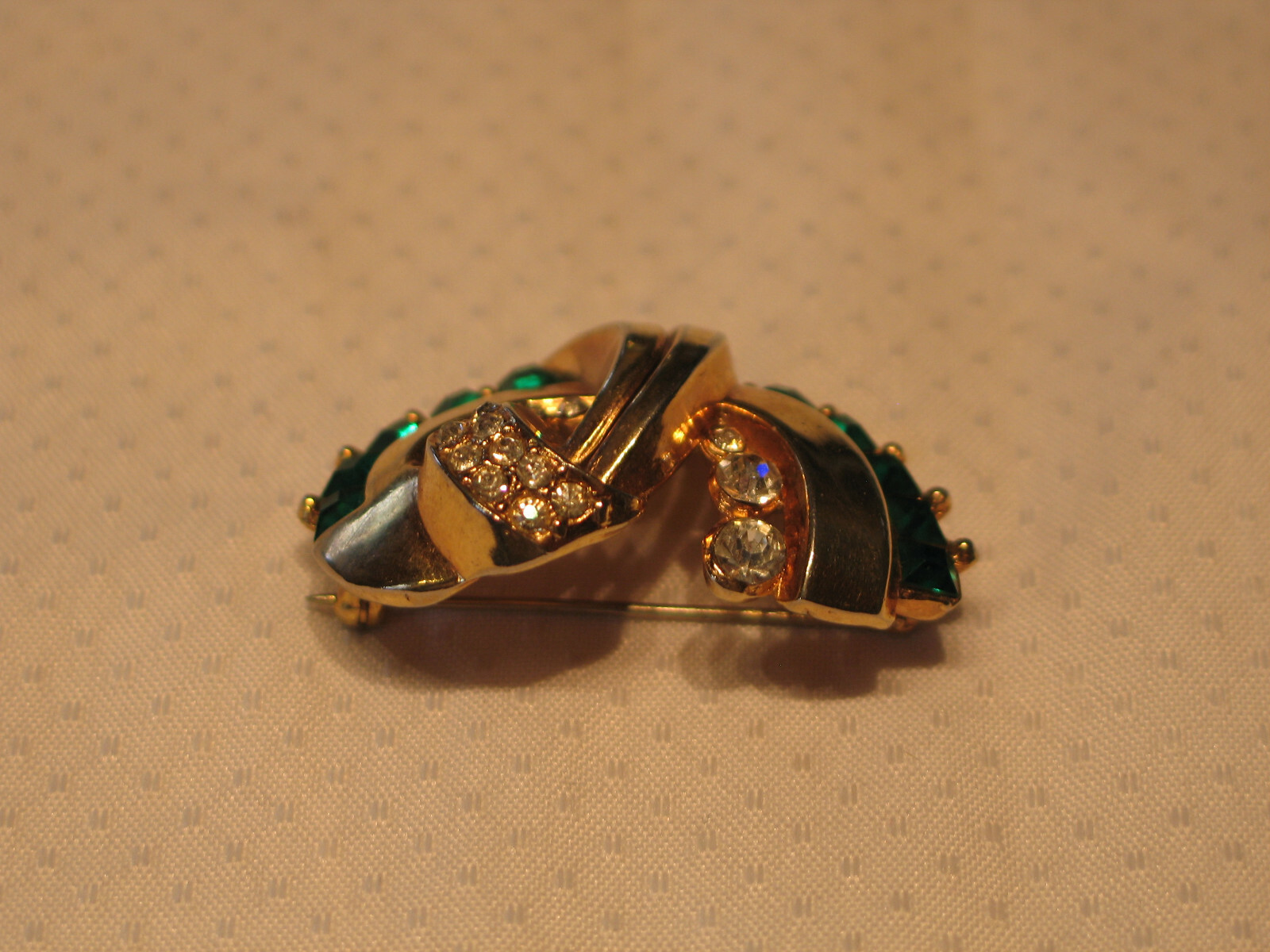 Vintage 1940’s Emerald and Colorless Rhinestone Ribbon Swirl Brooch Pin 1 3/4 In