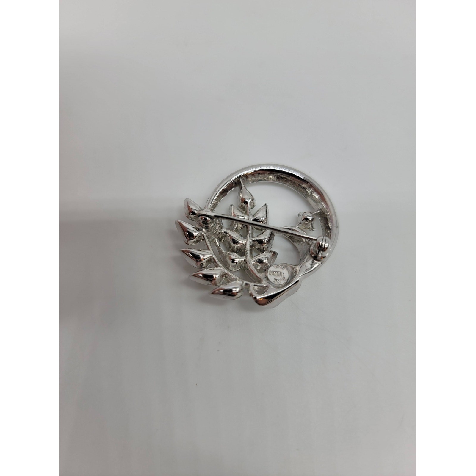 Vintage Crown Trifari 1950’s Wreath Silver Rhinestone Brooch Pin Jewelry