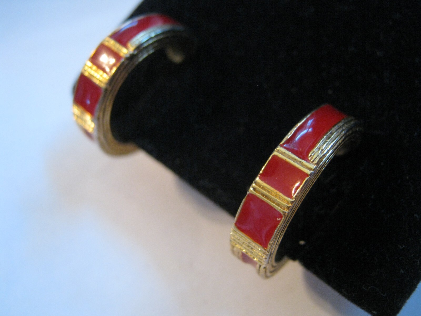 ORENA Paris (1977-2005) Golden Hoops w/ Red Enamel Panels 1″ Clip-On Earrings