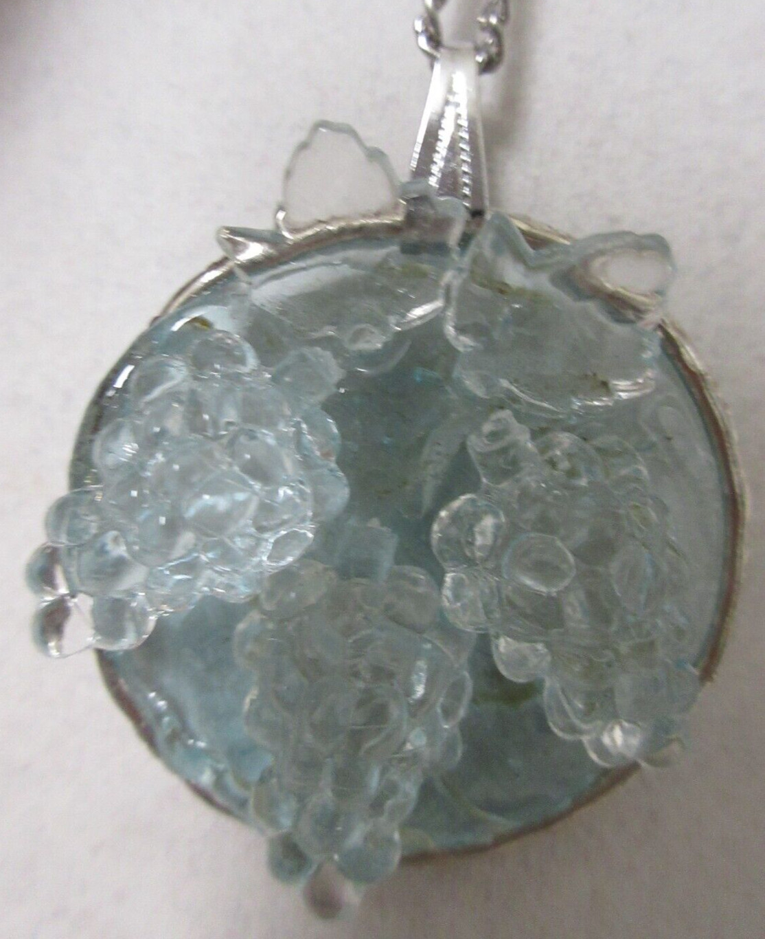 Vintage Silver Tone Tinted Molded Lucite Grape Clusters Pendant Necklace 21″