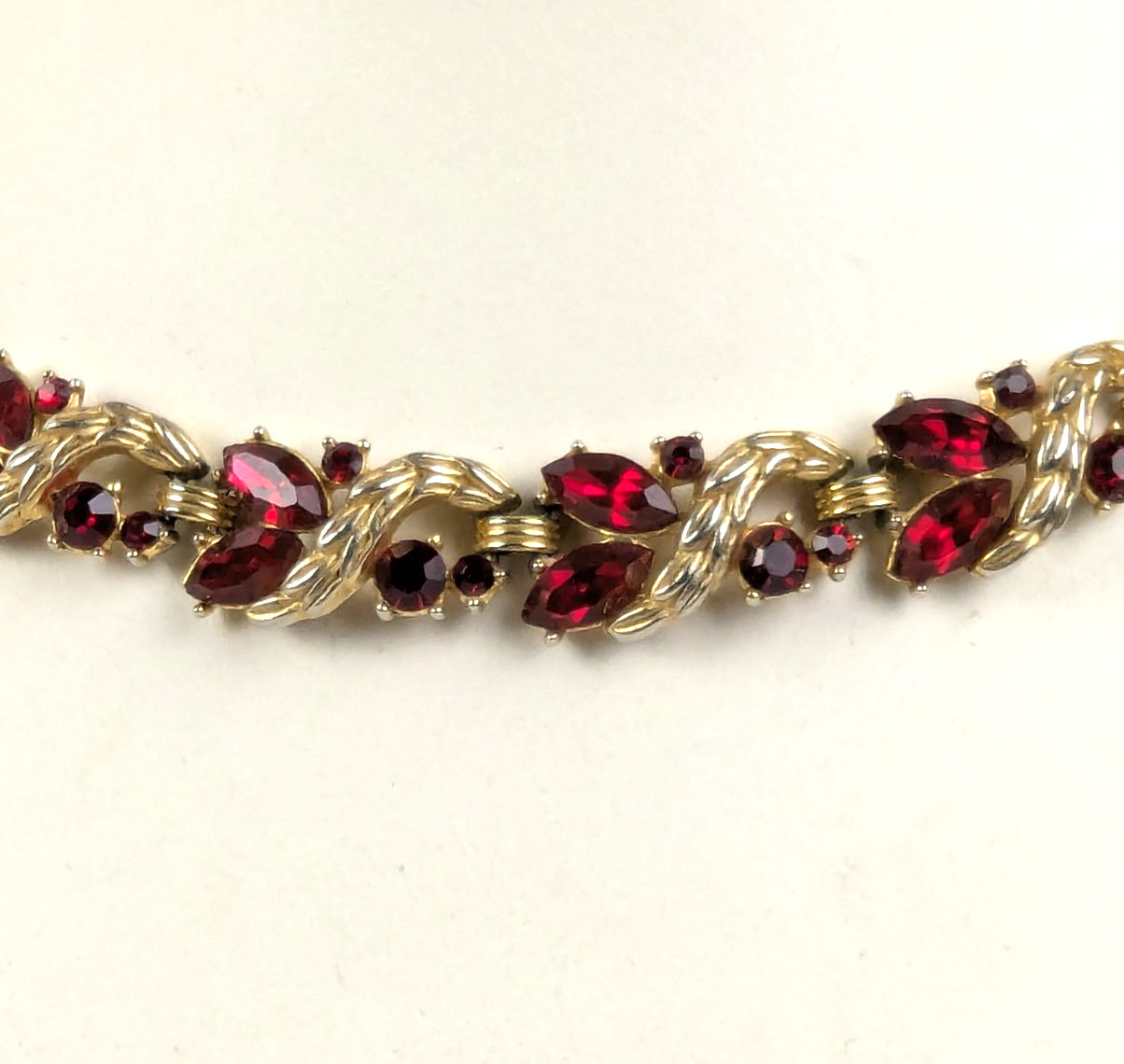 Fabulous Vintage Trifari Gold Plated Ruby Red Rhinestone Necklace 15″ -17″