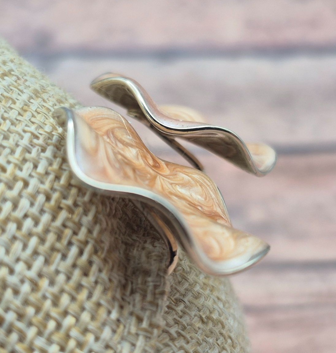 Vintage Avon Gold Tone Swirl Enamel Wavy Round Clip On Earrings Peach Brown 80’s