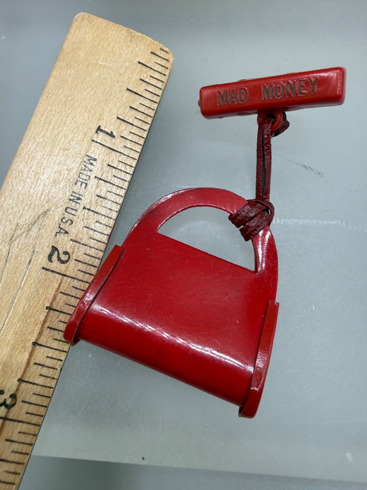 VINTAGE ESTATE MID CENTURY CELLULOID RED BAR PURSE MAD MONEY PIN BROOCH