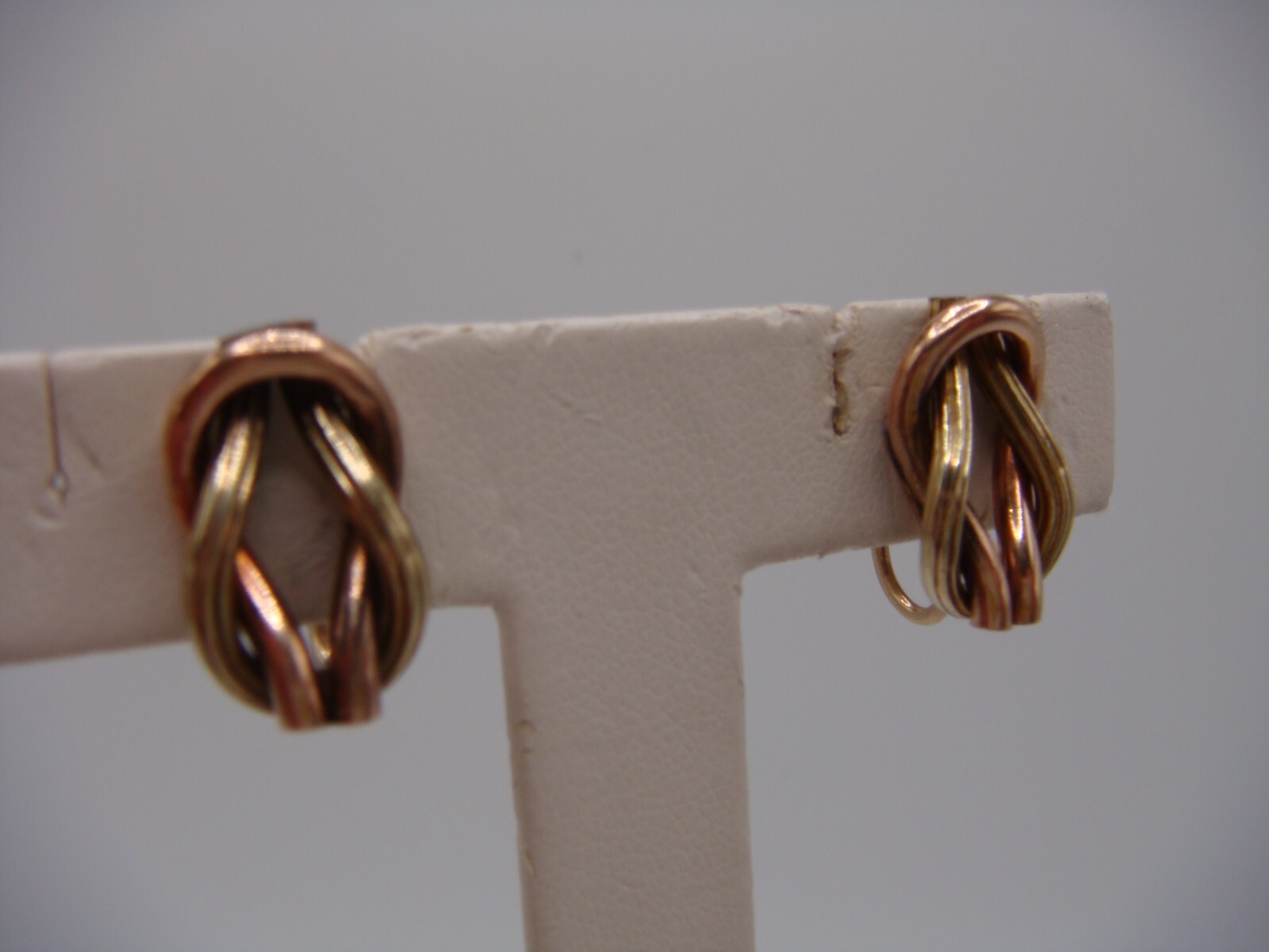 VINTAGE SIGNED CATAMORE 1/20 12K GOLD FILLED DUAL TONE KNOT SCREW BACK EARRING