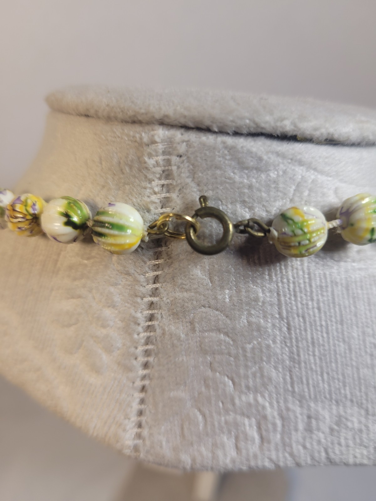 Vintage Yellow Green Purple White Ribbed Beaded Necklace (T)
