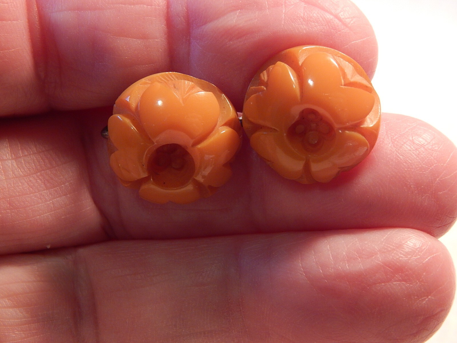 PAIR VTG 1930S TO 1950S BUTTERSCOTCH CARVED EARRINGS SCREW BACK BAKELITE FLOWER