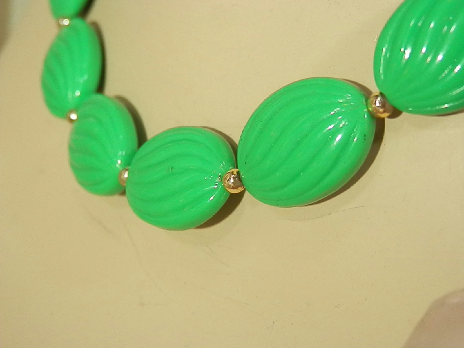 PRETTY 70s Textured Vivid Green Lucite Necklace 582J5