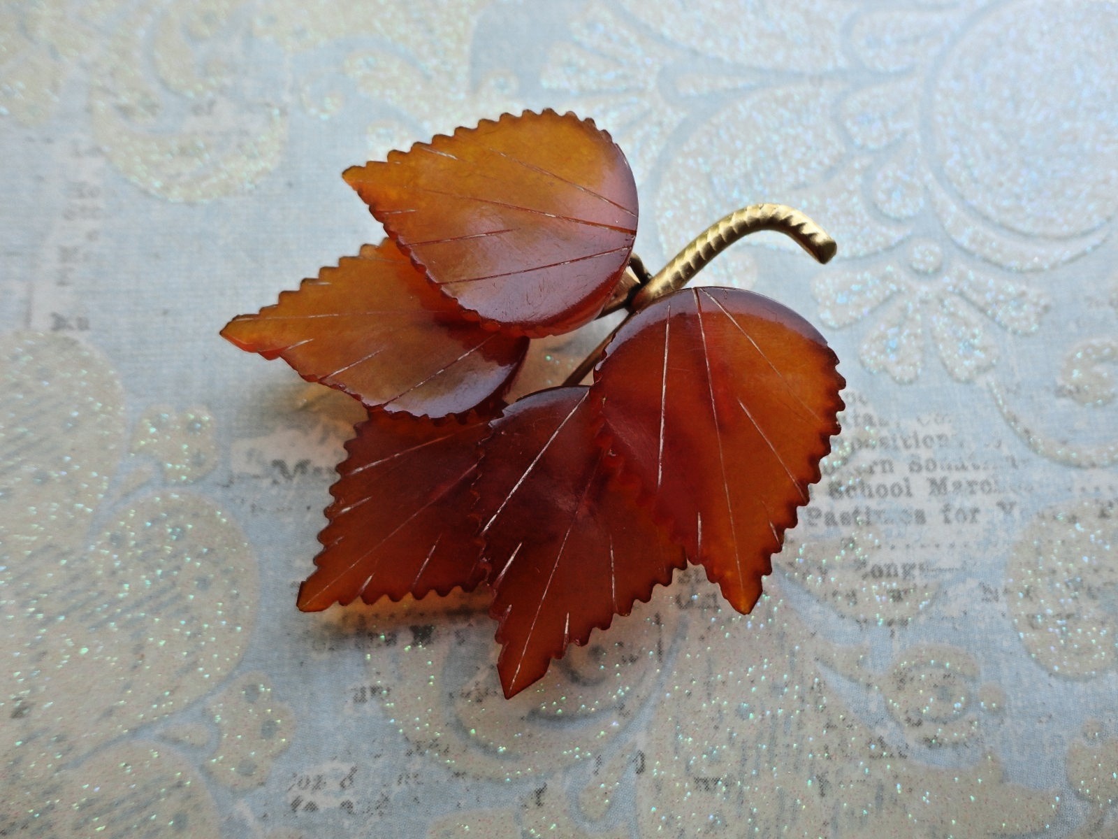 VTG ESTATE CARVED HONEY-COLORED RUSSIAN SOVIET BALTIC AMBER FIVE LEAF BROOCH PIN
