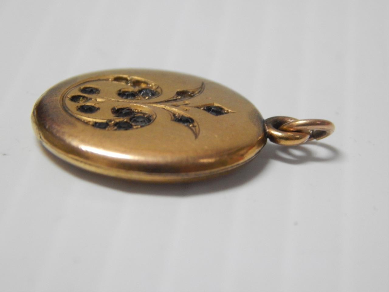 ANTIQUE VINTAGE CIRCULAR / ROUND VICTORIAN GOLD FILLED LOCKET – NICE GIFT !