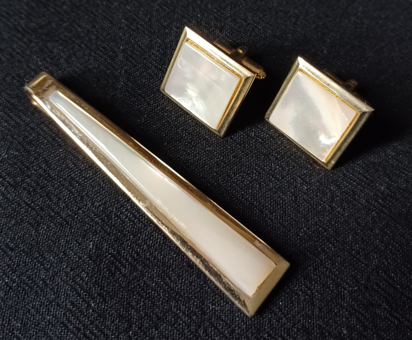 Elegant VTG Mother of Pearl Square Gold Tone Cuff Links Coordinating Tie Clip