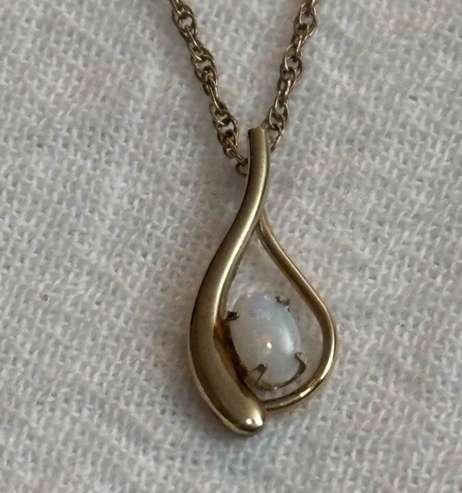 Vintage Opal necklace gold tone.
