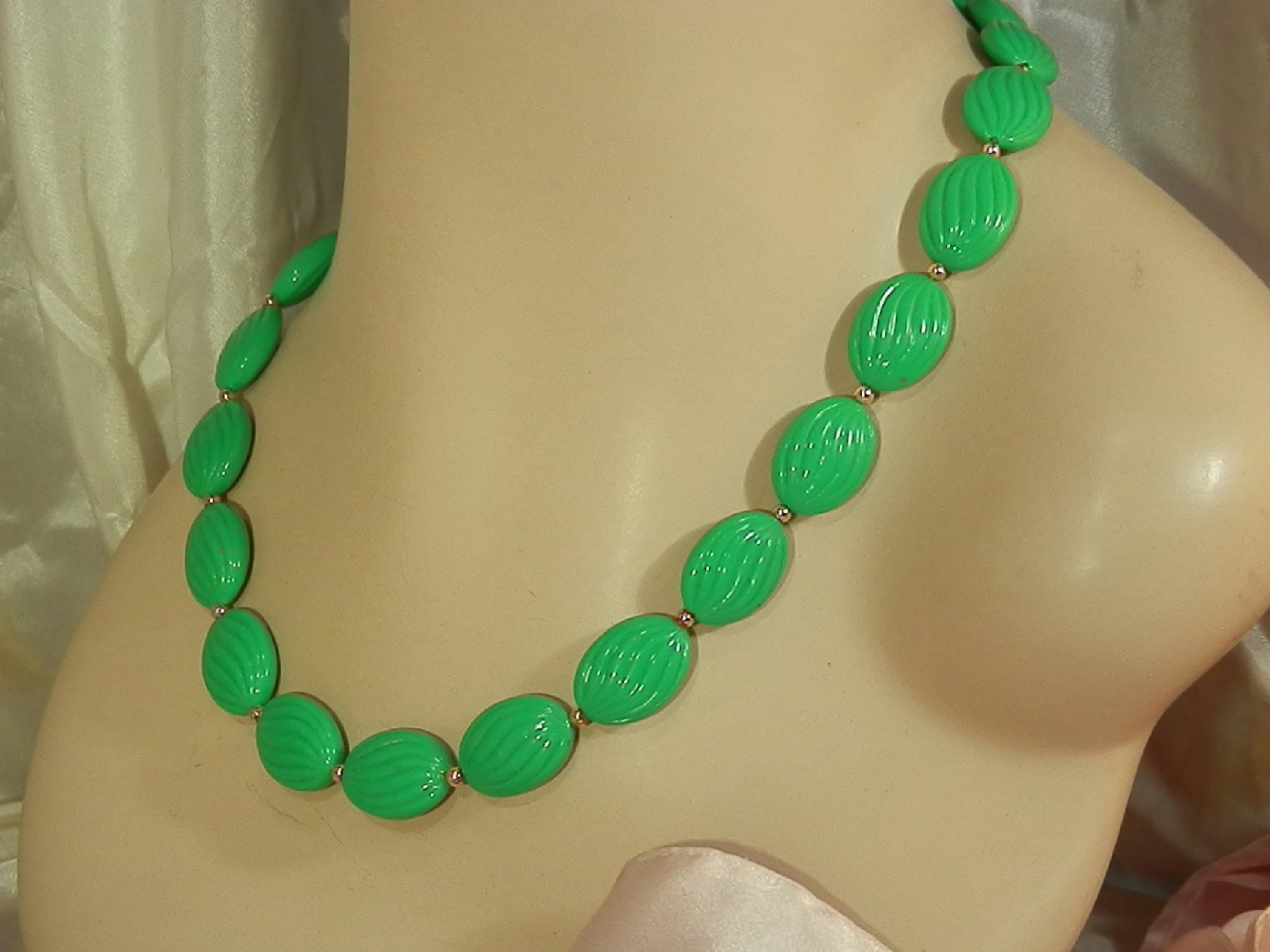 PRETTY 70s Textured Vivid Green Lucite Necklace 582J5
