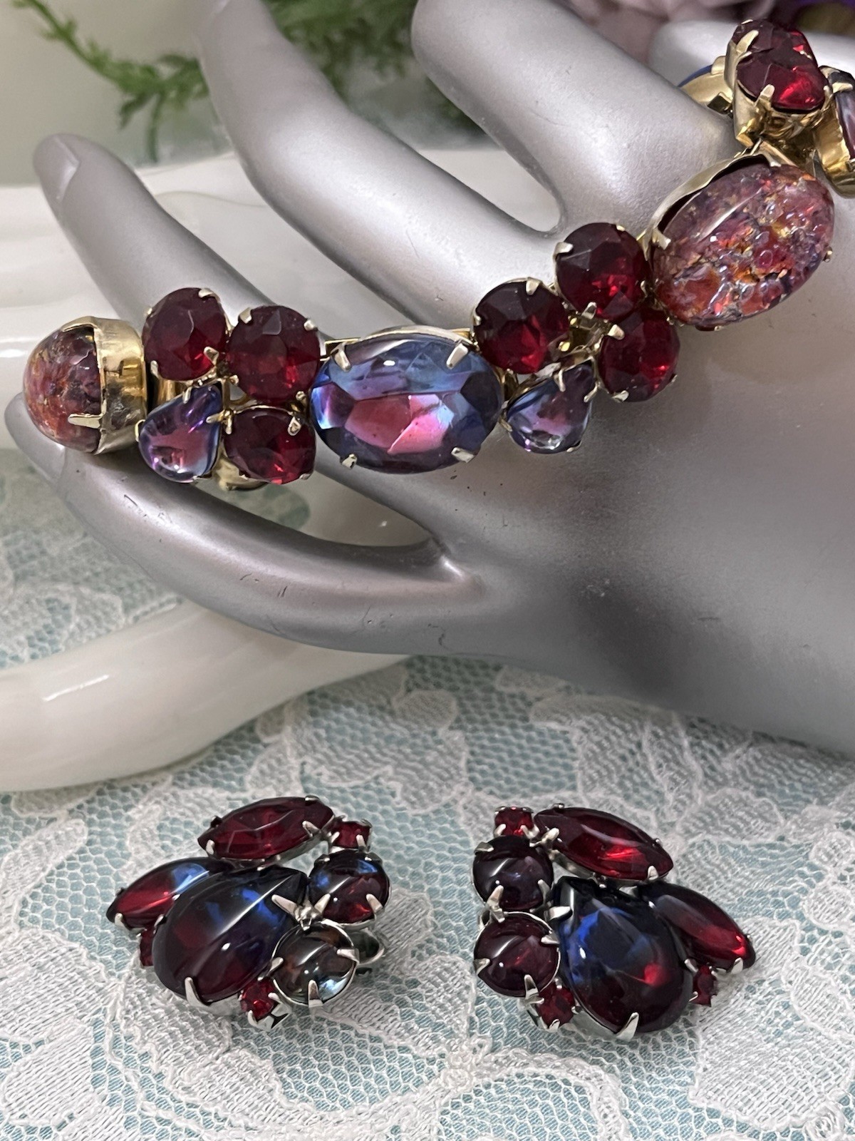 VINTAGE GOLD-TONE RUBY RED IRIDESCENT RHINESTONE LINK BRACELET & CLIP EARRINGS