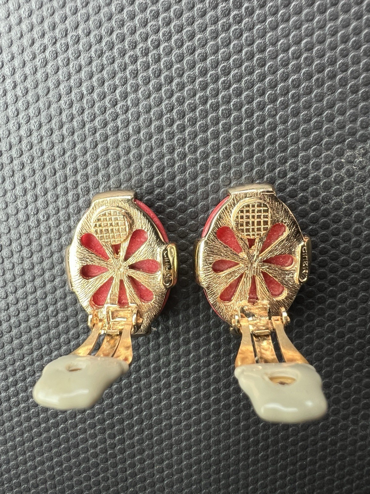 VTG Gold Tone CINER Oval Dome Cabochon Clip On Earrings Faux CORAL Glass Signed