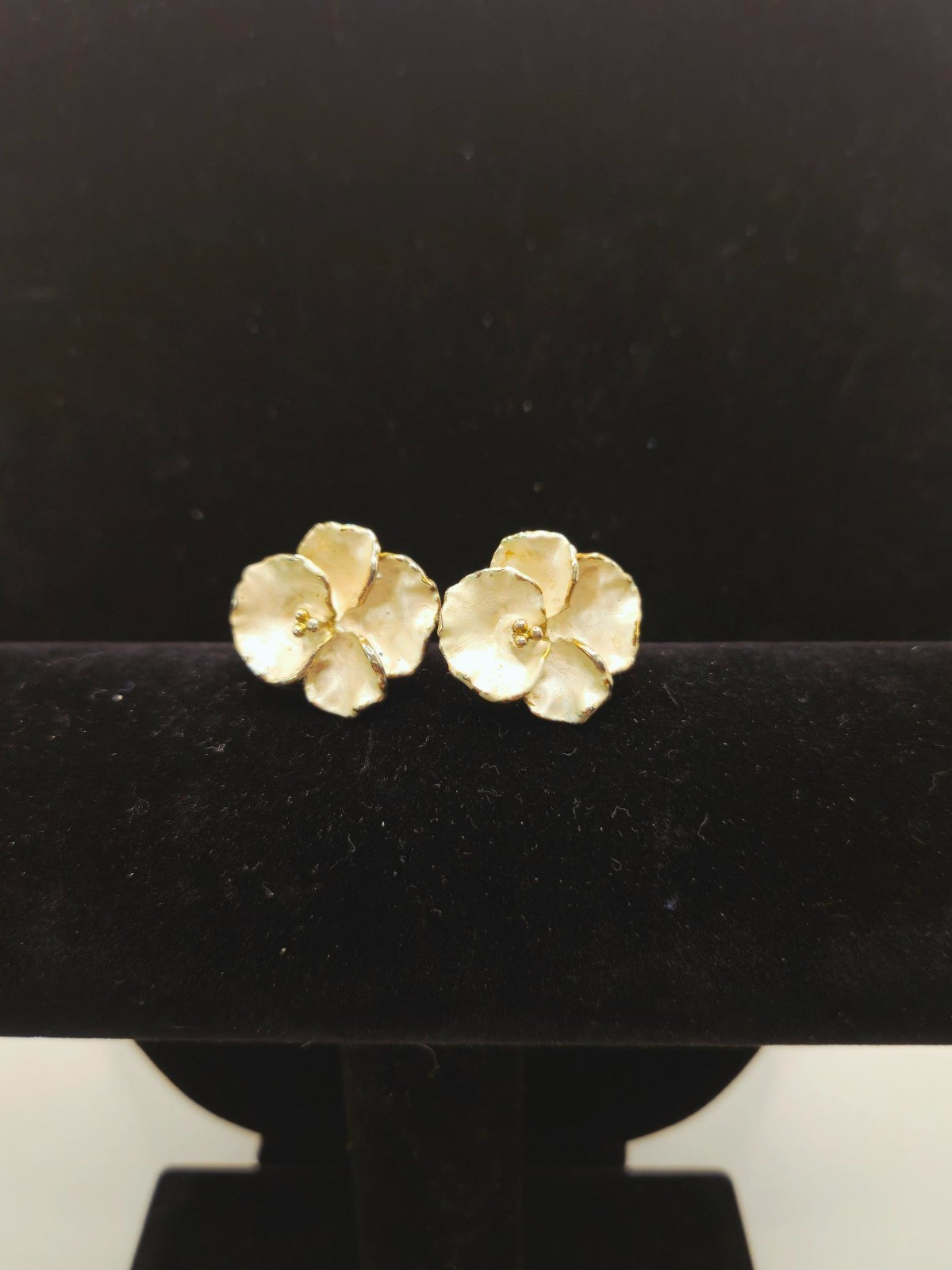 Vintage 1980s Gold Tone Enamel Pansy Flower Clip On Earrings Retro Matte Petal