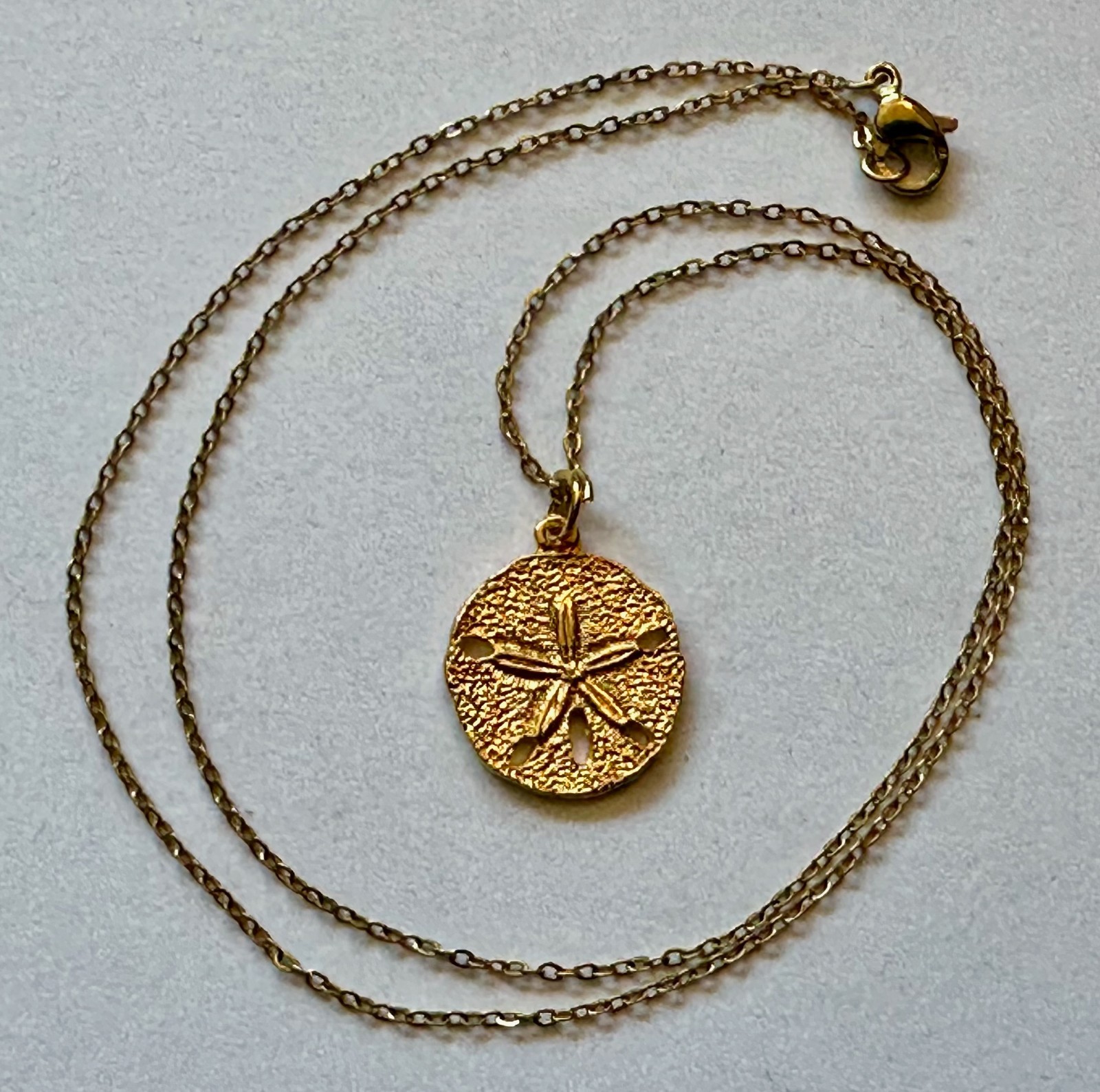 VINTAGE SANDDOLLAR GOLD TONE TEXTURED CHARM PENDANT 5/8 OF 1″ NECKLACE 18″ GP