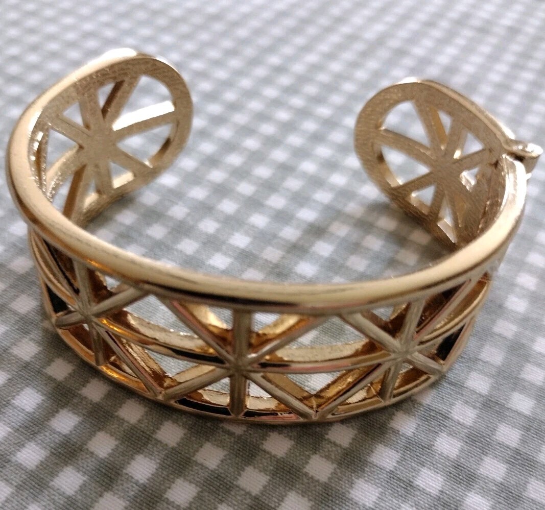Vintage Avon Bracelet Gold Tone Cuff Hinged Open Back 1 Inch Wide X Pattern New