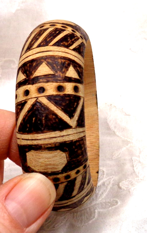 Vtg Estate Jewelry ~ 1″ Width BROWN WOOD Design Bangle Bracelet