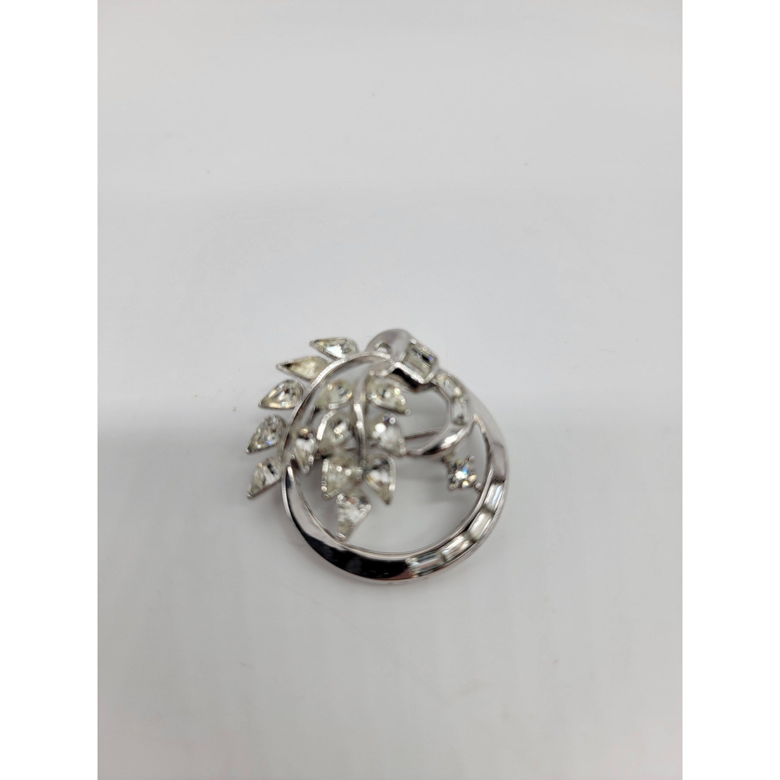Vintage Crown Trifari 1950’s Wreath Silver Rhinestone Brooch Pin Jewelry