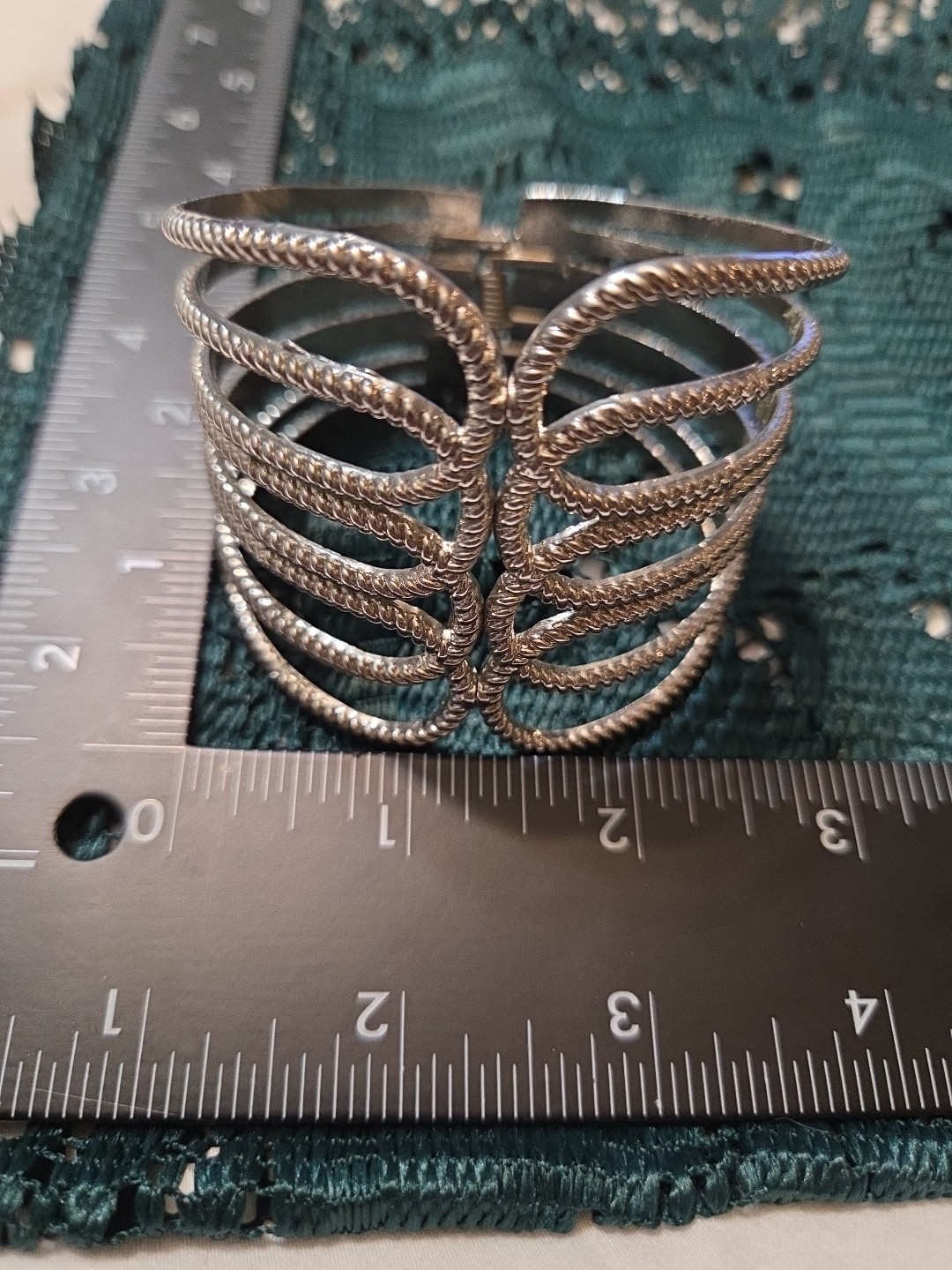 Vtg Silvertone Scalloped Front Opening Hinged Cuff Bracelet 16.51CM 6.5″ V12