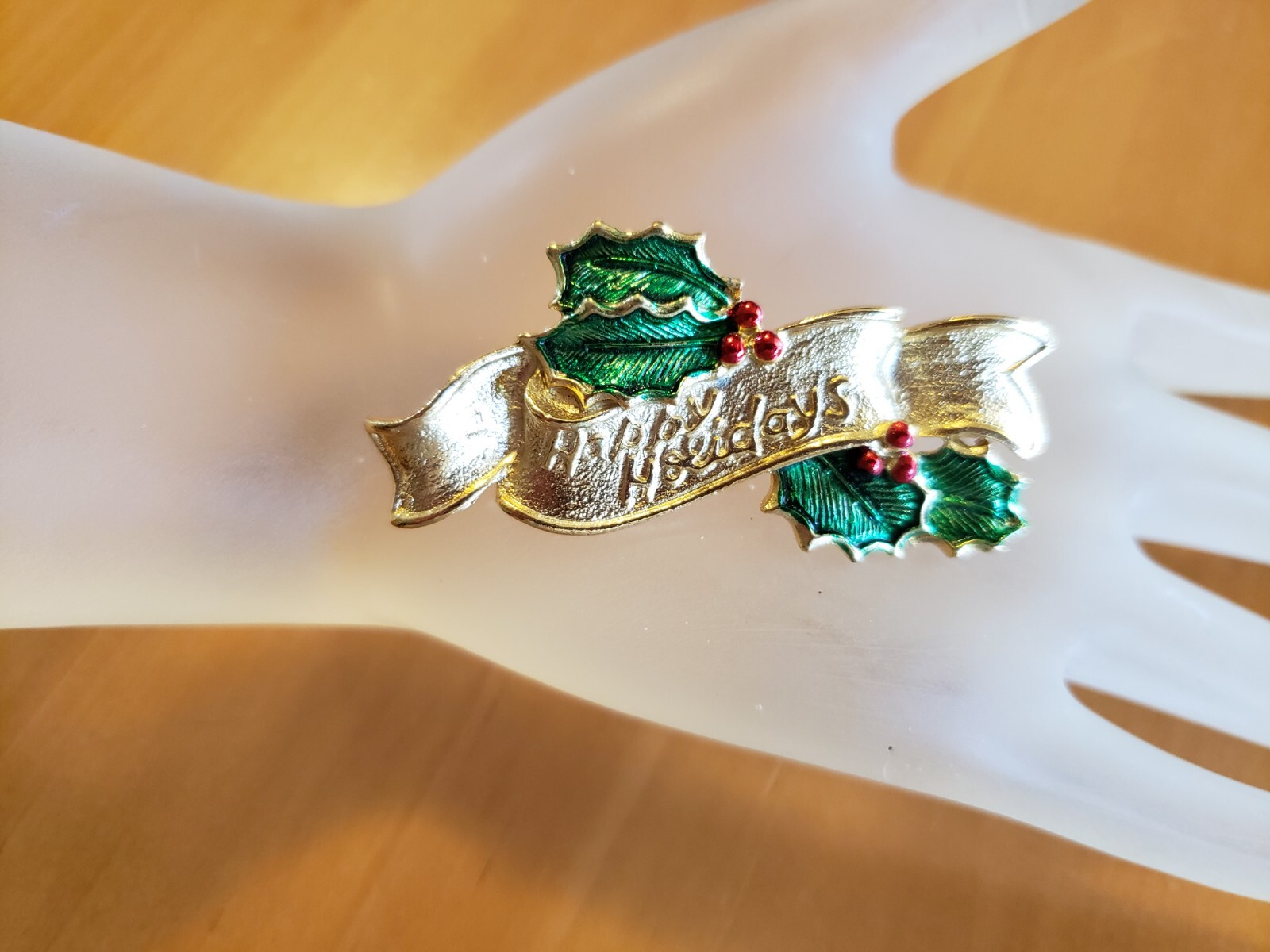 VINTAGE GERRYS CHRISTMAS GOLDPLATE BANNER HAPPY HOLIDAYS PIN BROOCH COLLECT-2.1″