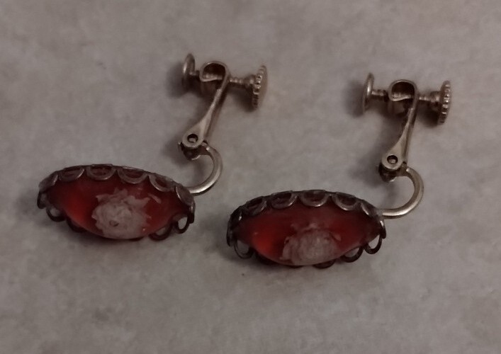 Vintage 1950’s Flower in LUCITE Red OVAL Screw Post/Clip-On Earrings