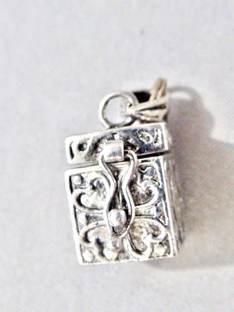 VINTAGE STERLING SILVER HINGED TOP OPENS FOOUR LEAF CLOVER TREASURE CHEST CHARM