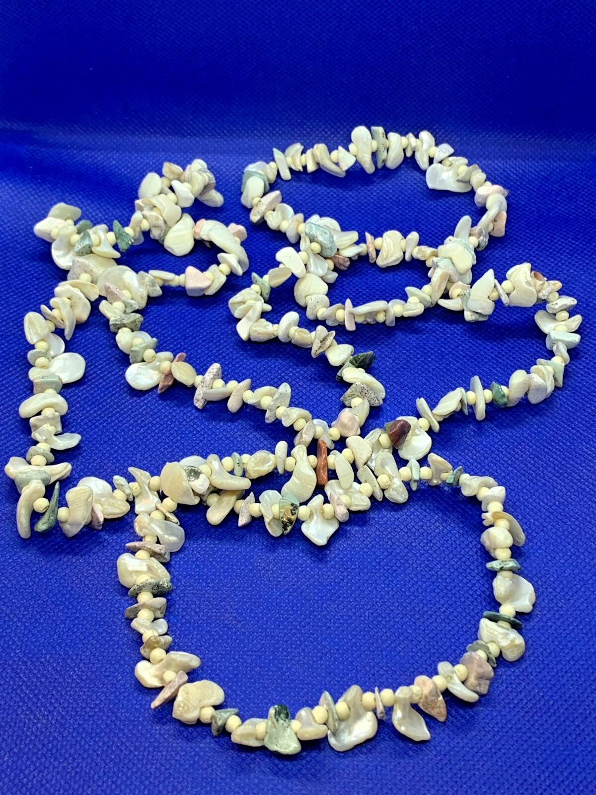 Vintage Women’s Mother-Of-Pearl Beaded Rock and Shell Strand Necklace