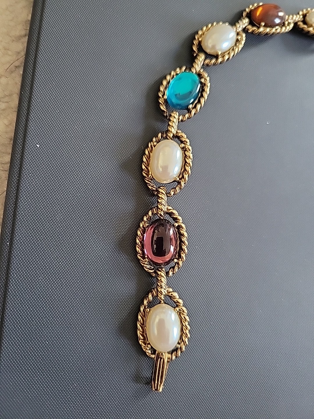 Vntg Floating Gripoix Cabochons & Pearls Golden Ornate Bracelet 8″, 32 gms
