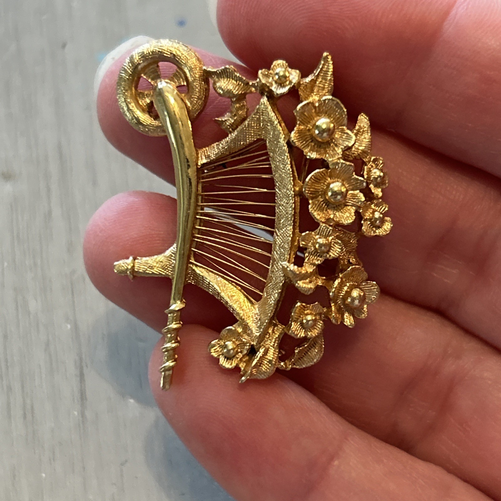 Vtg Monet Gold Tone Flower Cart Wheelbarrow Floral Garden Brushed Brooch Pin