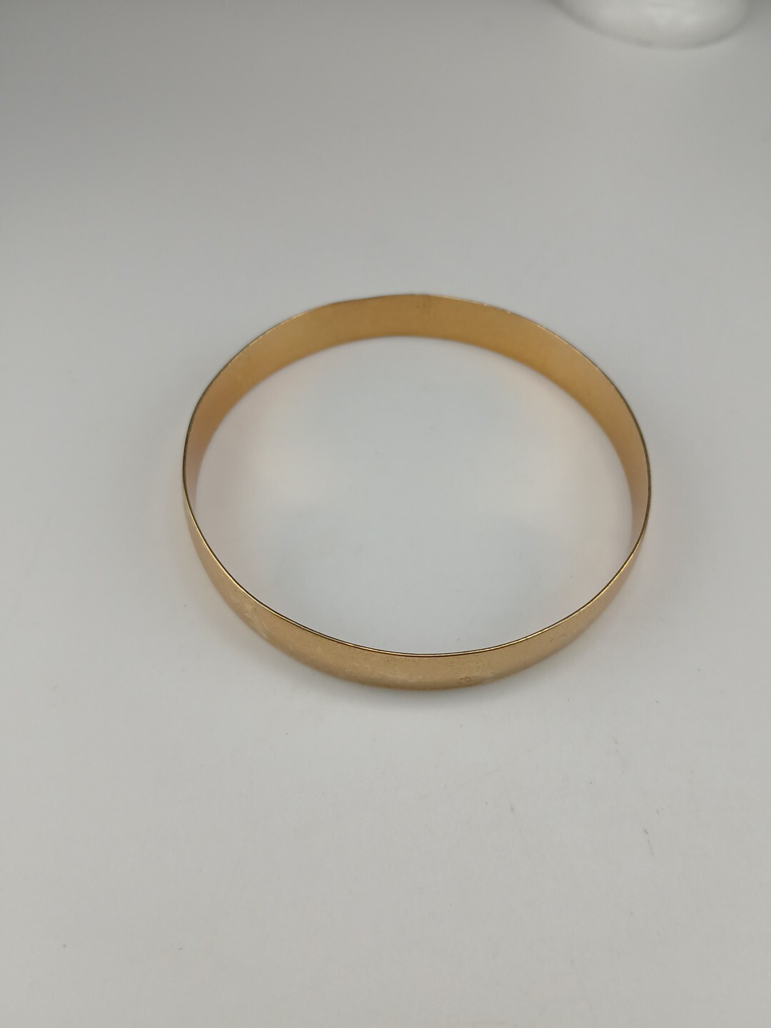 NAPIER 1980s polished gold tone 3/8 in wide size 7 3/4 in bangle bracelet