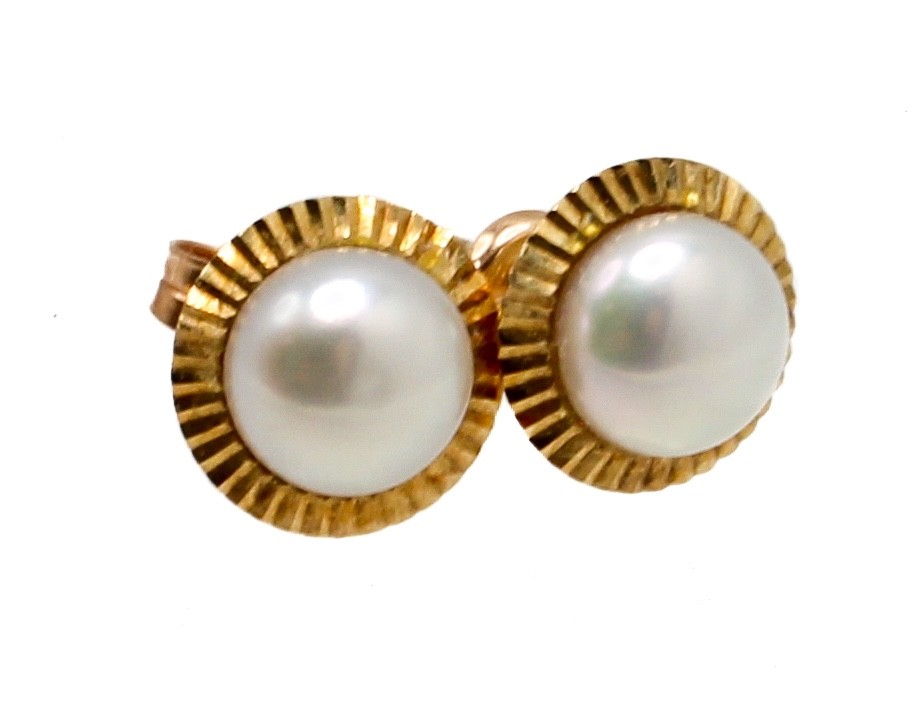 Vintage 10K Yellow Gold Ribbed Bezel Pearl Stud Earrings 8.4mm 0.9g