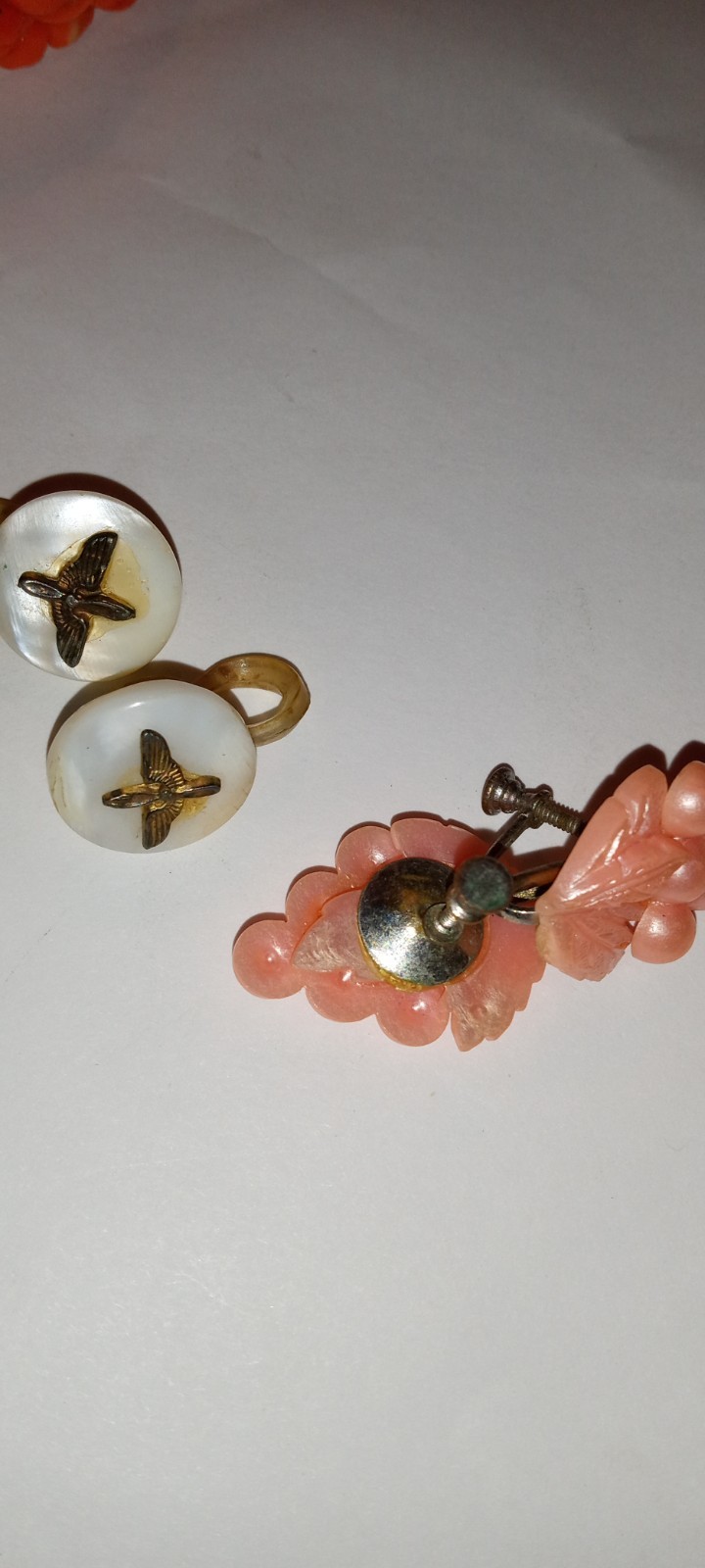VINTAGE PLASTIC JEWELRY LOT CORAL PRESSED BRACELET WW2 PILOT EMBLEM EARRINGS +