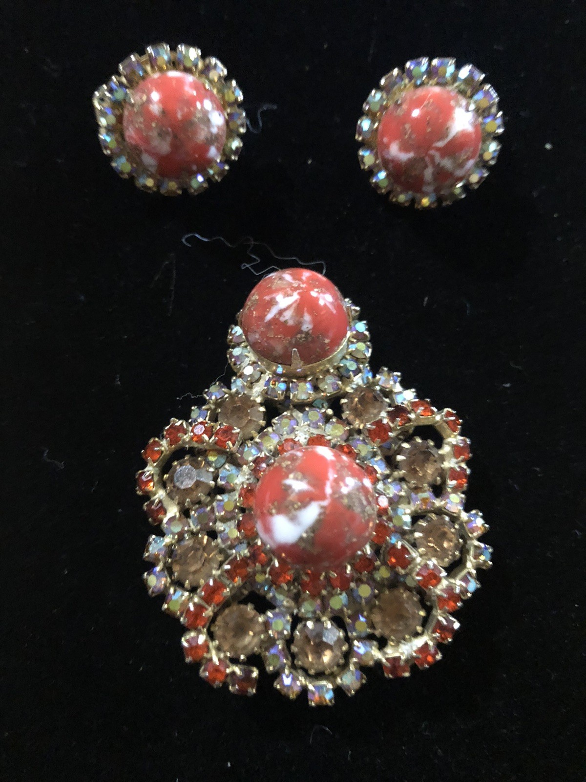 VTG. GOLD TONE RED CABOCHON & AB RHINESTONE BROOCH & CLIP ON EARRINGS SET