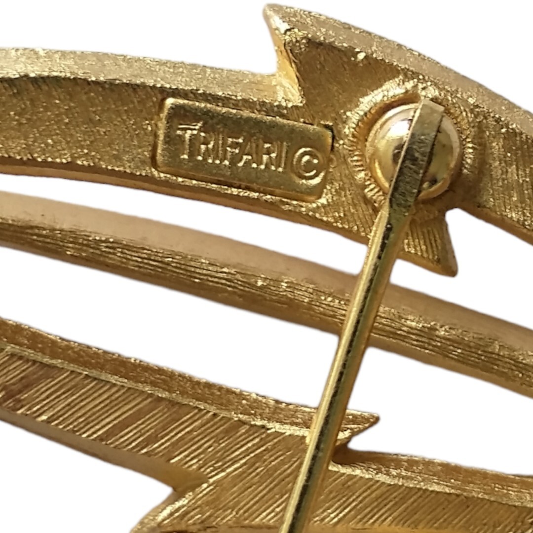 Crown Trifari Gold Tone Modernist Leaf Brooch Pin Brushed Gold Tone Finish MCM