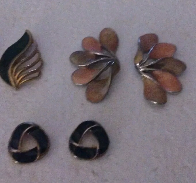 5 Pairs Of 60s, 70’s & 80’s Post Enamel Earrings Multicolors.